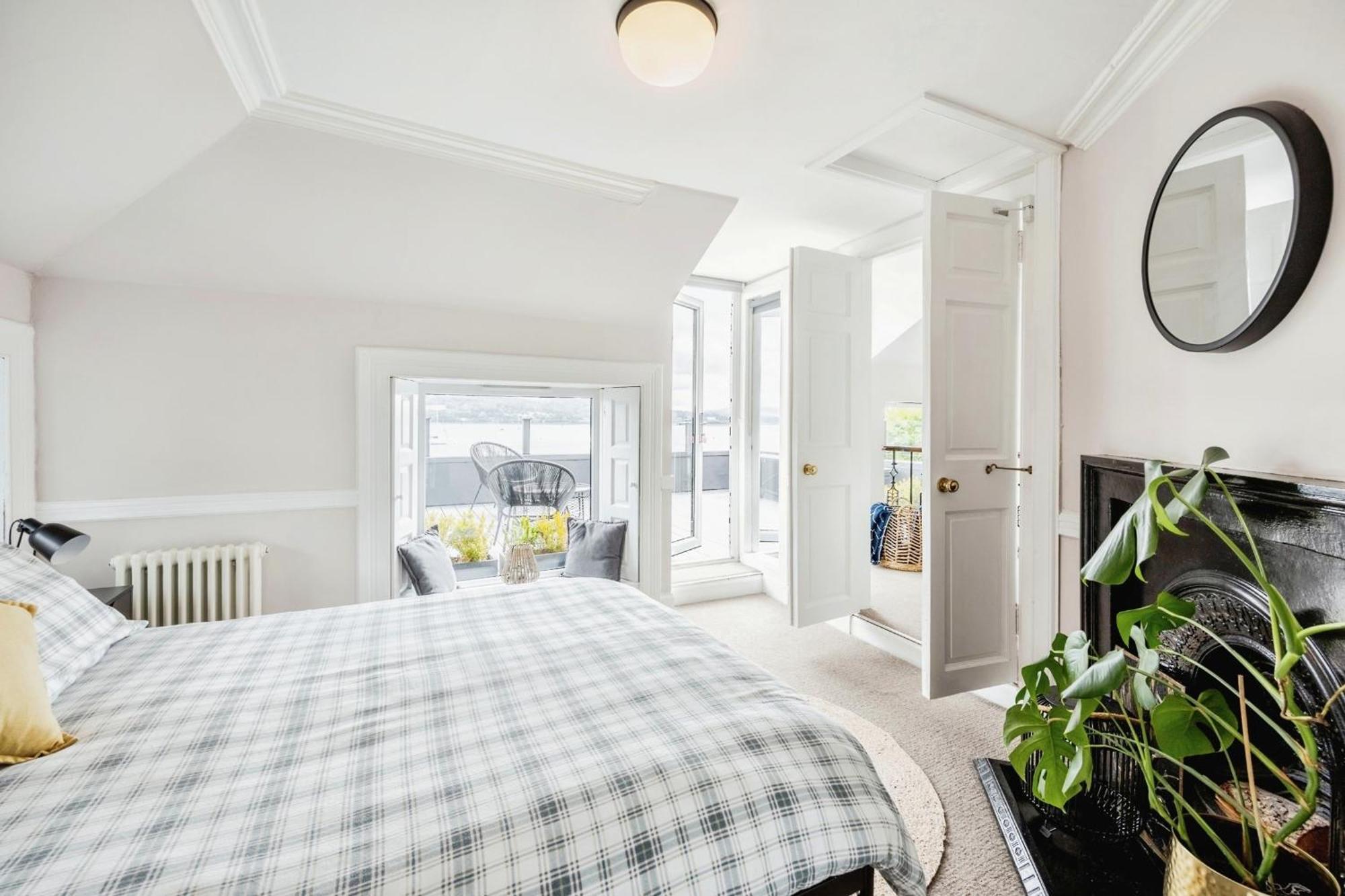 Cosy Lochside Cottage With Mountain And Sea Views Clynder エクステリア 写真
