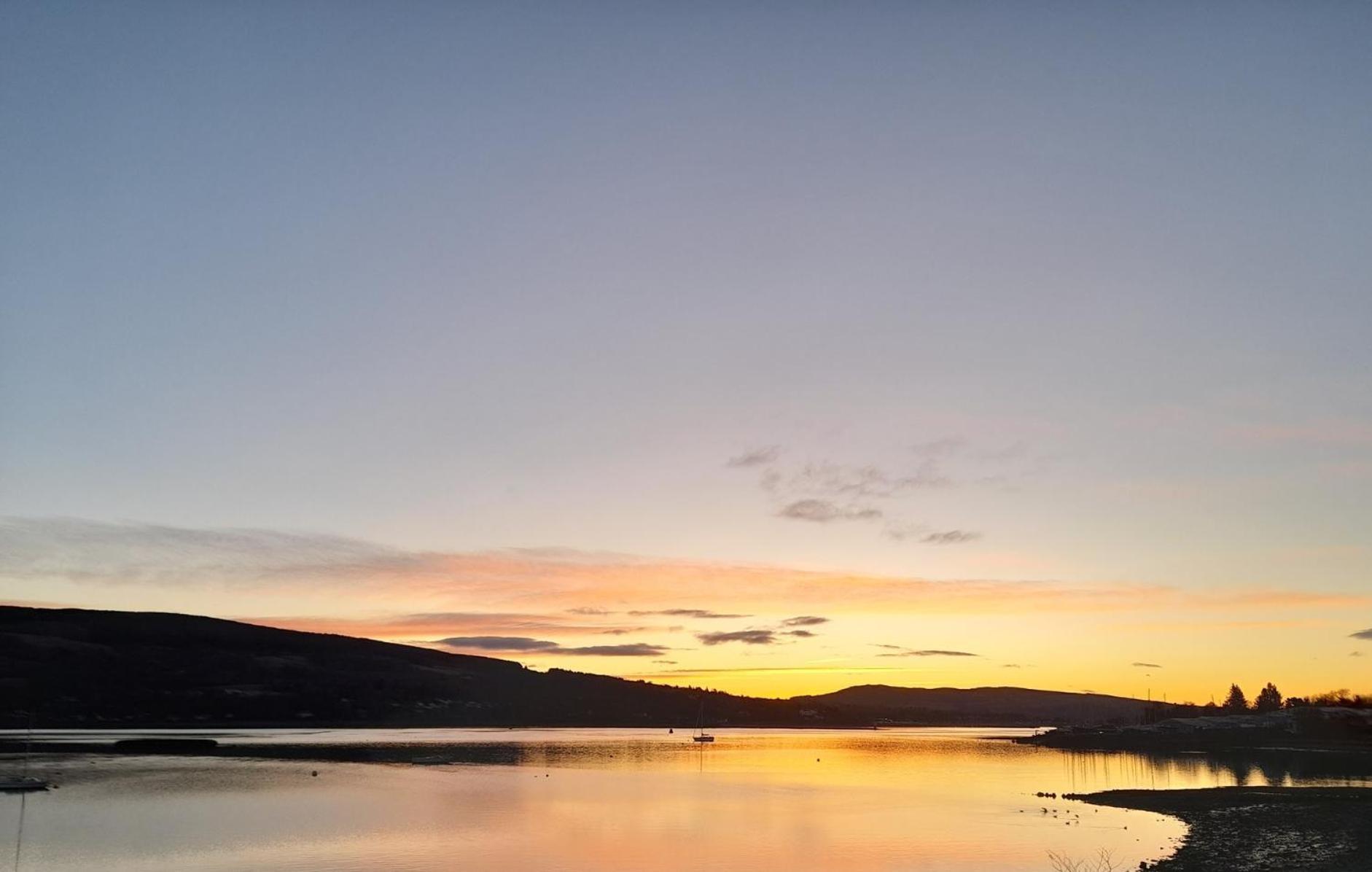 Cosy Lochside Cottage With Mountain And Sea Views Clynder エクステリア 写真