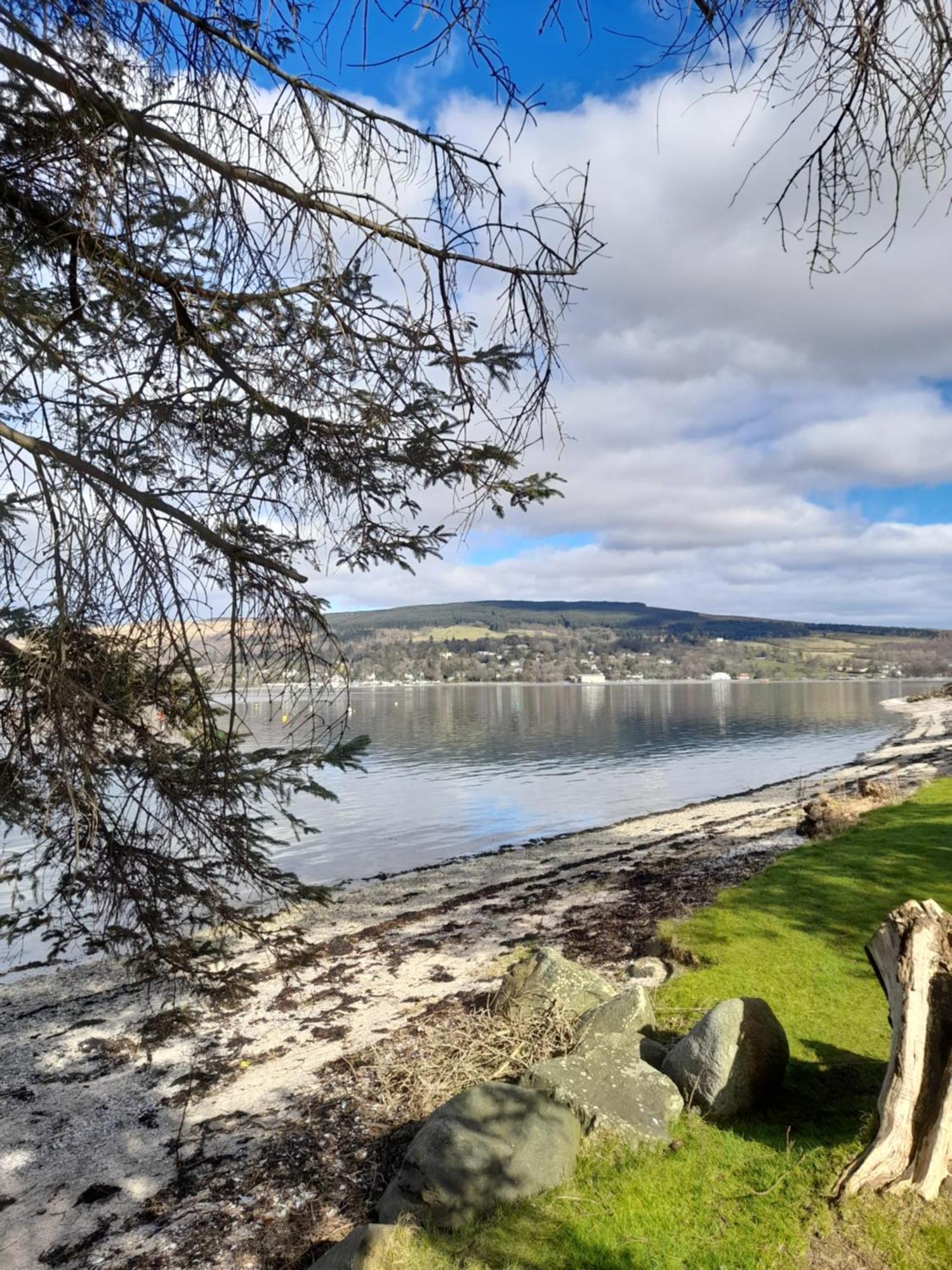 Cosy Lochside Cottage With Mountain And Sea Views Clynder エクステリア 写真
