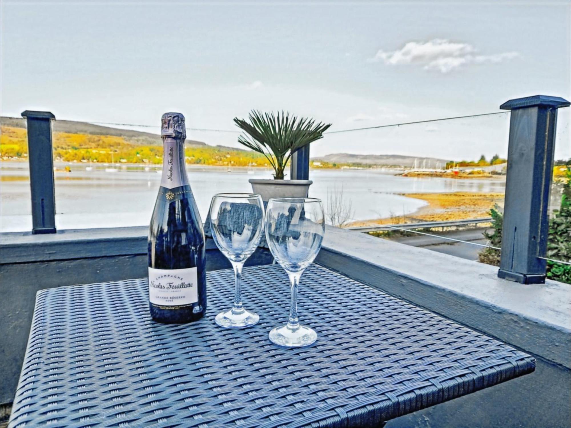 Cosy Lochside Cottage With Mountain And Sea Views Clynder エクステリア 写真